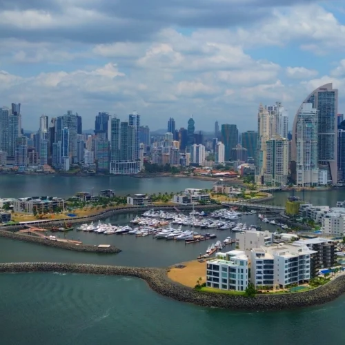 Investing from Puerto Rico in Panama: the dollar advantage and the shopping centres of Grupo Los Pueblos