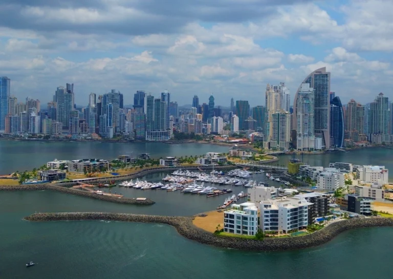 Invertir desde Puerto Rico en Panamá: dólar, renta territorial y los centros comerciales de GLP