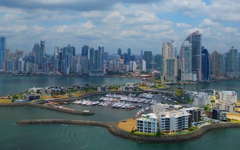 Invertir desde Puerto Rico en Panamá: dólar, renta territorial y los centros comerciales de GLP