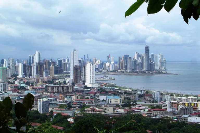 Cómo funciona la economía de Panamá: dólar, Canal, banca, logística y fiscalidad territorial
