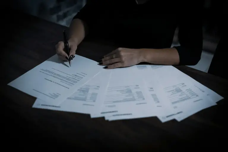 How to verify an immigration lawyer in Panama: licence, bar and scam warning signs