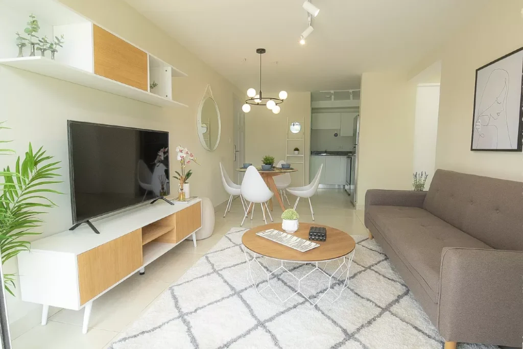 Sala de un apartamento modelo de Panamá Viejo Residences
