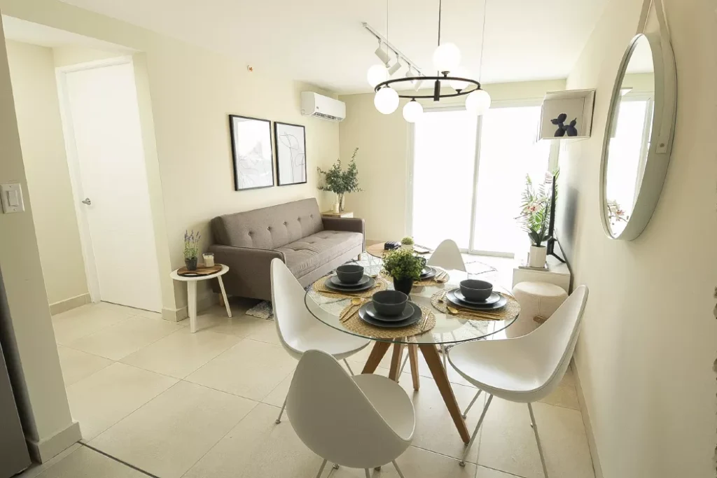Sala comedor de un apartamento de Panamá Viejo Residences