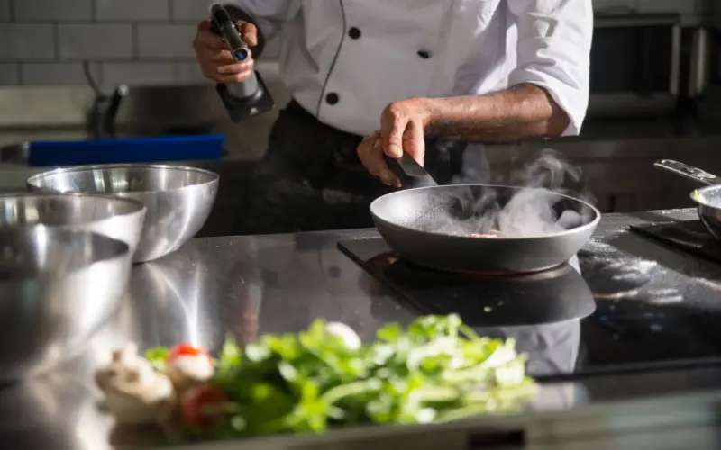 Limpieza de campanas de extracción en restaurantes de Panamá: cada cuánto, según NFPA 96
