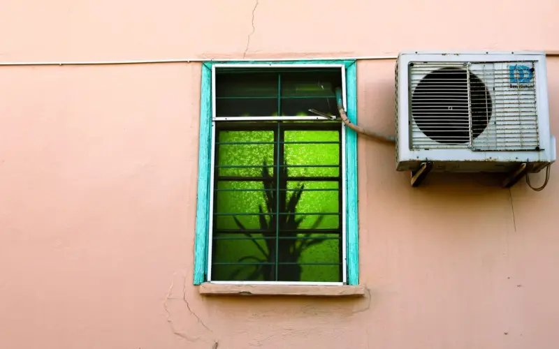 Air conditioner that leaks or smells in Panama: causes and what to check Air conditioner that leaks or smells in Panama: causes and what to check