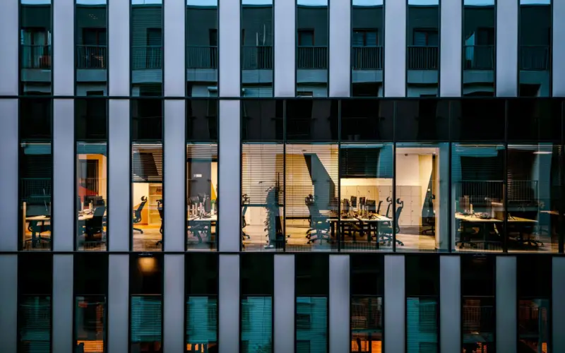 Why does the office air conditioning smell damp? Causes and what to check