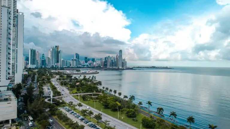 Aire acondicionado frente al mar en Panamá: cómo el salitre ataca los equipos y qué hacer