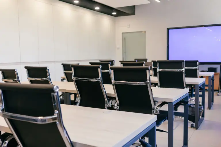 Aire acondicionado en universidades y escuelas en Panamá: aulas, mantenimiento y calendario escolar