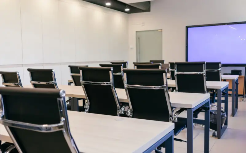 Air conditioning in universities and schools in Panama: classrooms, maintenance and the school calendar