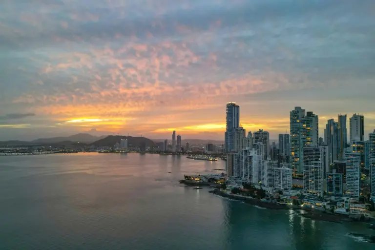 Panama Residency for US and Canadian Citizens: Routes, Documents and Common Mistakes