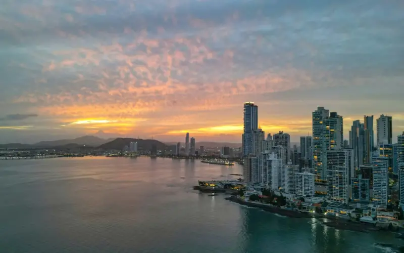 Residencia en Panamá para estadounidenses y canadienses: vías, documentos y errores comunes